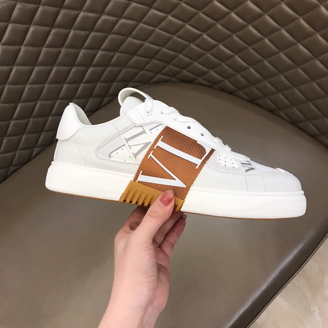 p440 "Valentin*" new spring and summer calfskin lace-up sneakers. No man should be able to refuse these shoes. The classic color scheme is so handsome! Purchase a high-precision replica of the original version to instantly sell off the market currency! 6 VLTN logo rubber effect straps - Valentino Garavani Logo printed on the back and tongue, all materials are customized to ensure quality! Size: 38-44